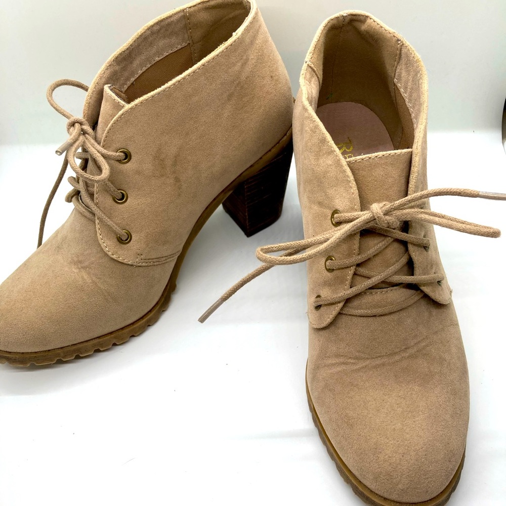 Restricted heeled boot suede
